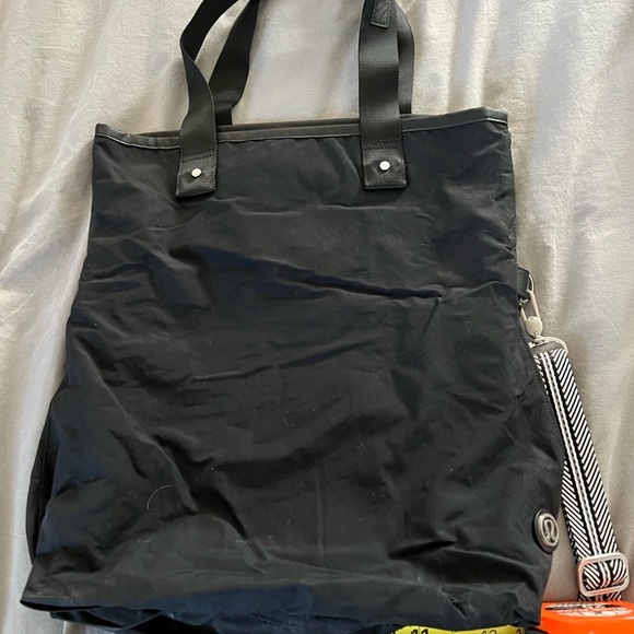 COPY - Lululemon black nylon bag with inserts - Picture 2 of 6